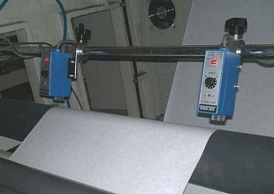 Система контроля положения кромки бумажного полотна